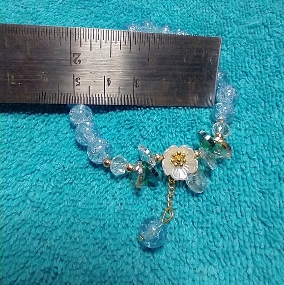 Goldtone blue beaded cracked glass white flower floral stretch bracelet - Picture 4 of 4